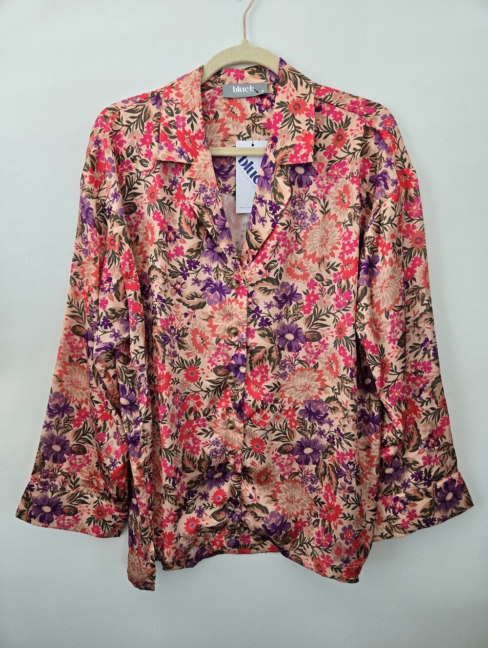 Blue B Collection vibrant satin floral print button-down shirt. Size Medium. New